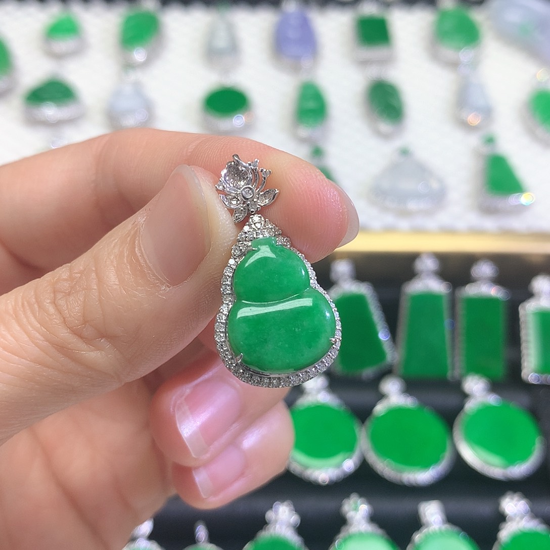 颈饰18K金镶嵌翡翠吊坠