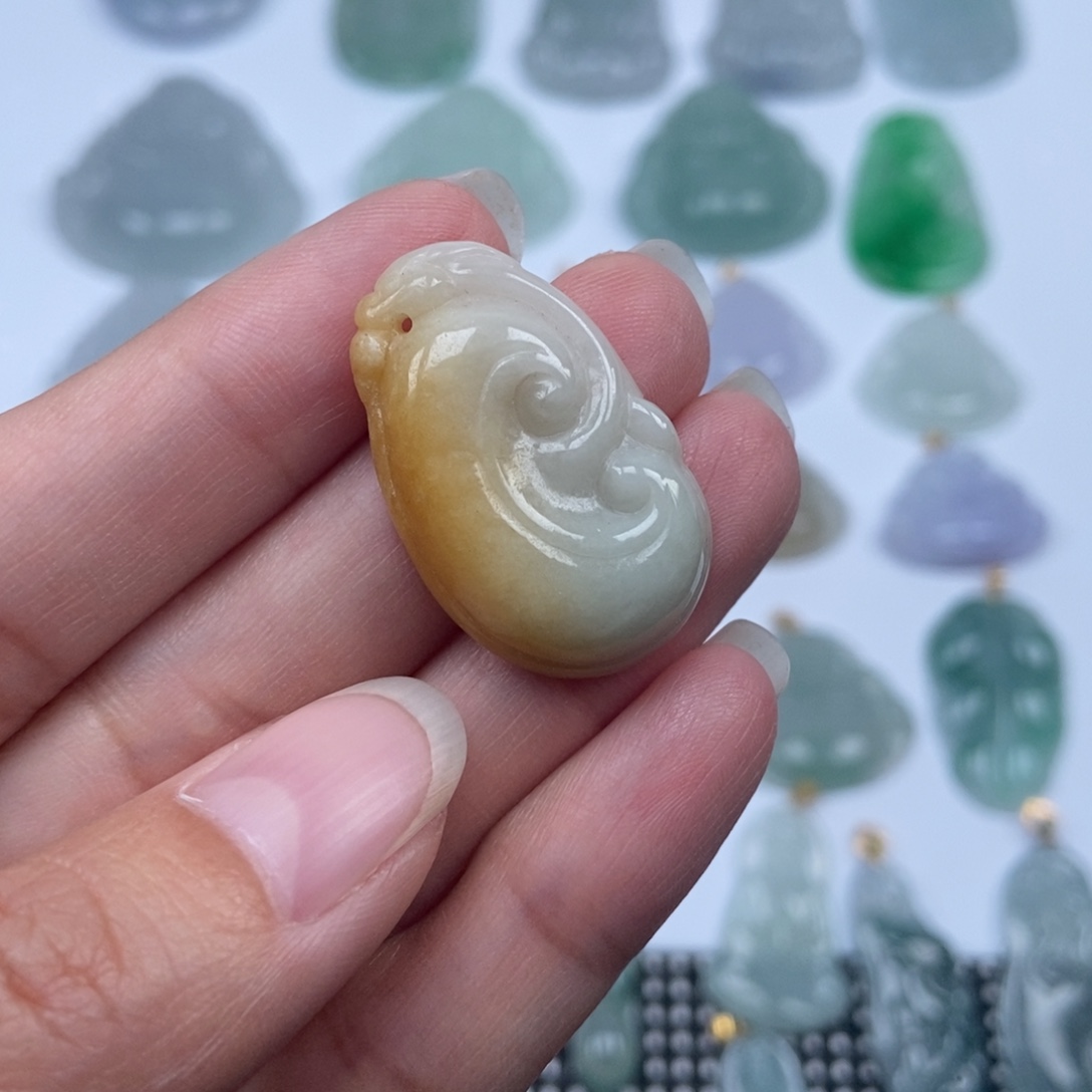 翡翠未镶嵌颈饰如意