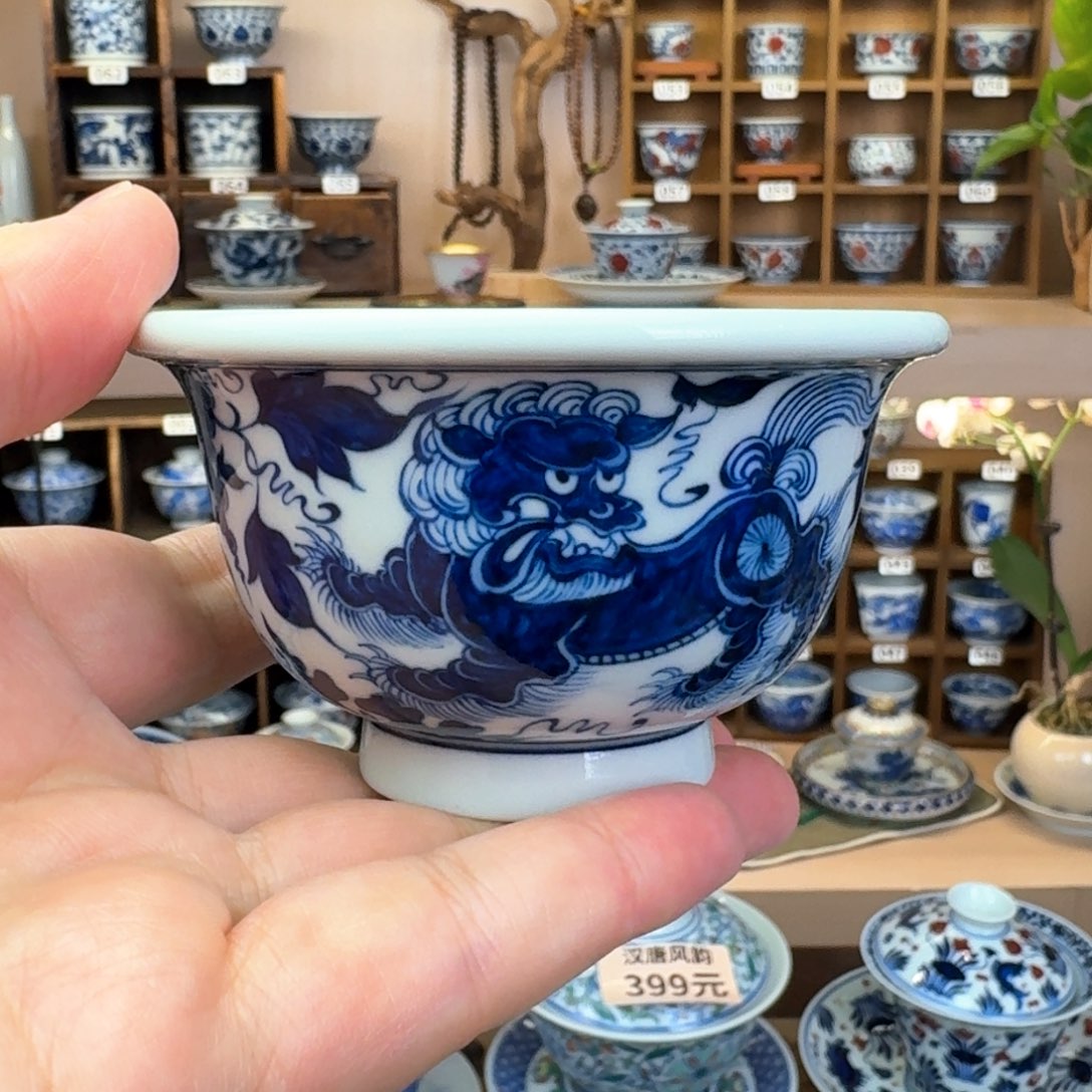 忍***号怀山堂手绘青花双狮压手杯