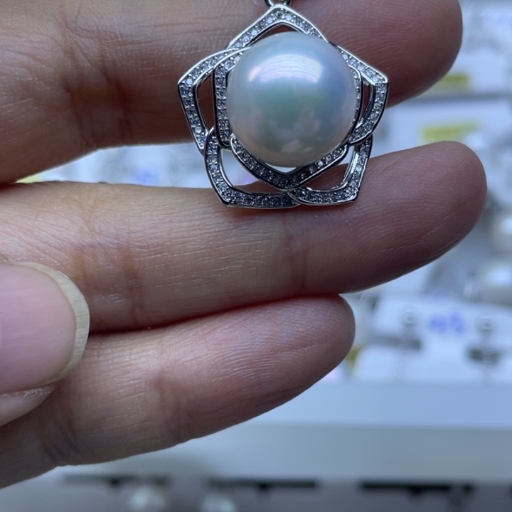 刘***利淡水珍珠颈饰未镶嵌