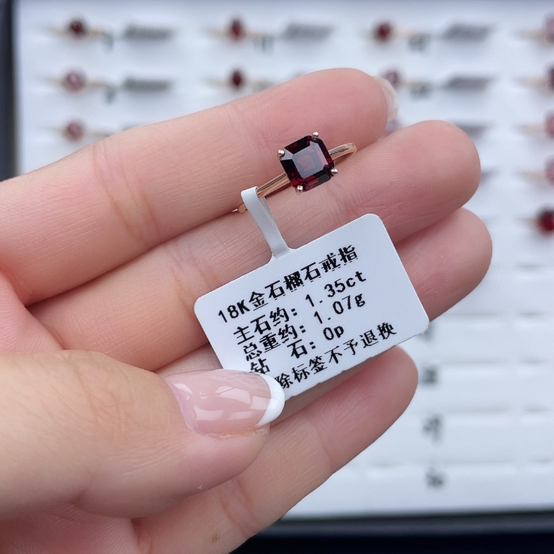 18K金镶嵌石榴石戒指