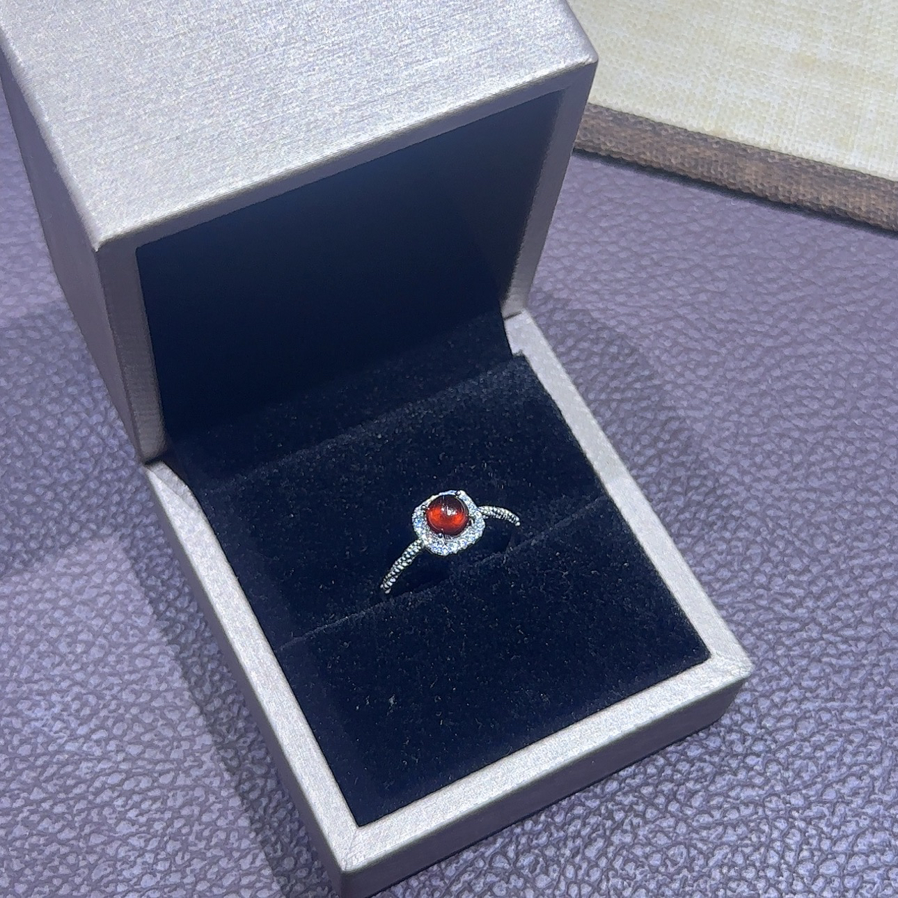 小方糖S925银镶嵌石榴石戒指女士精致爆闪