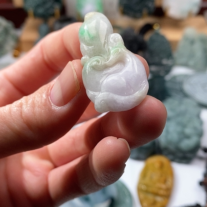 翡翠颈饰未镶嵌天然翡翠。