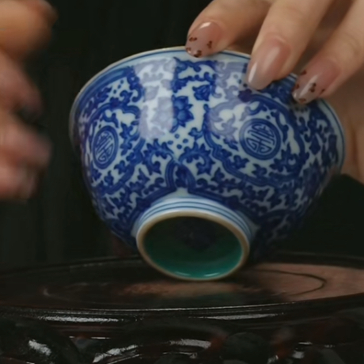 Y内松石绿地外青花缠枝团寿纹杯