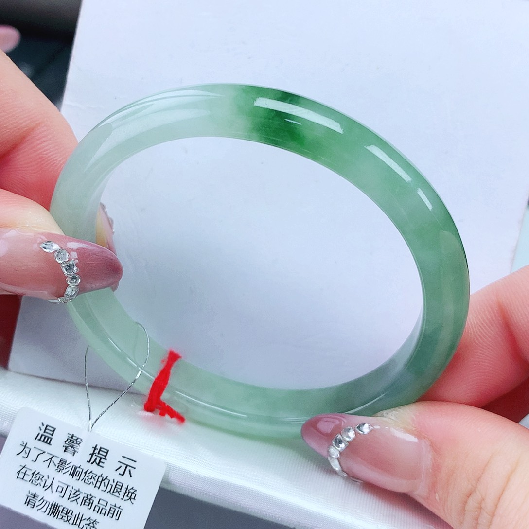 翡翠手镯未镶嵌52贵