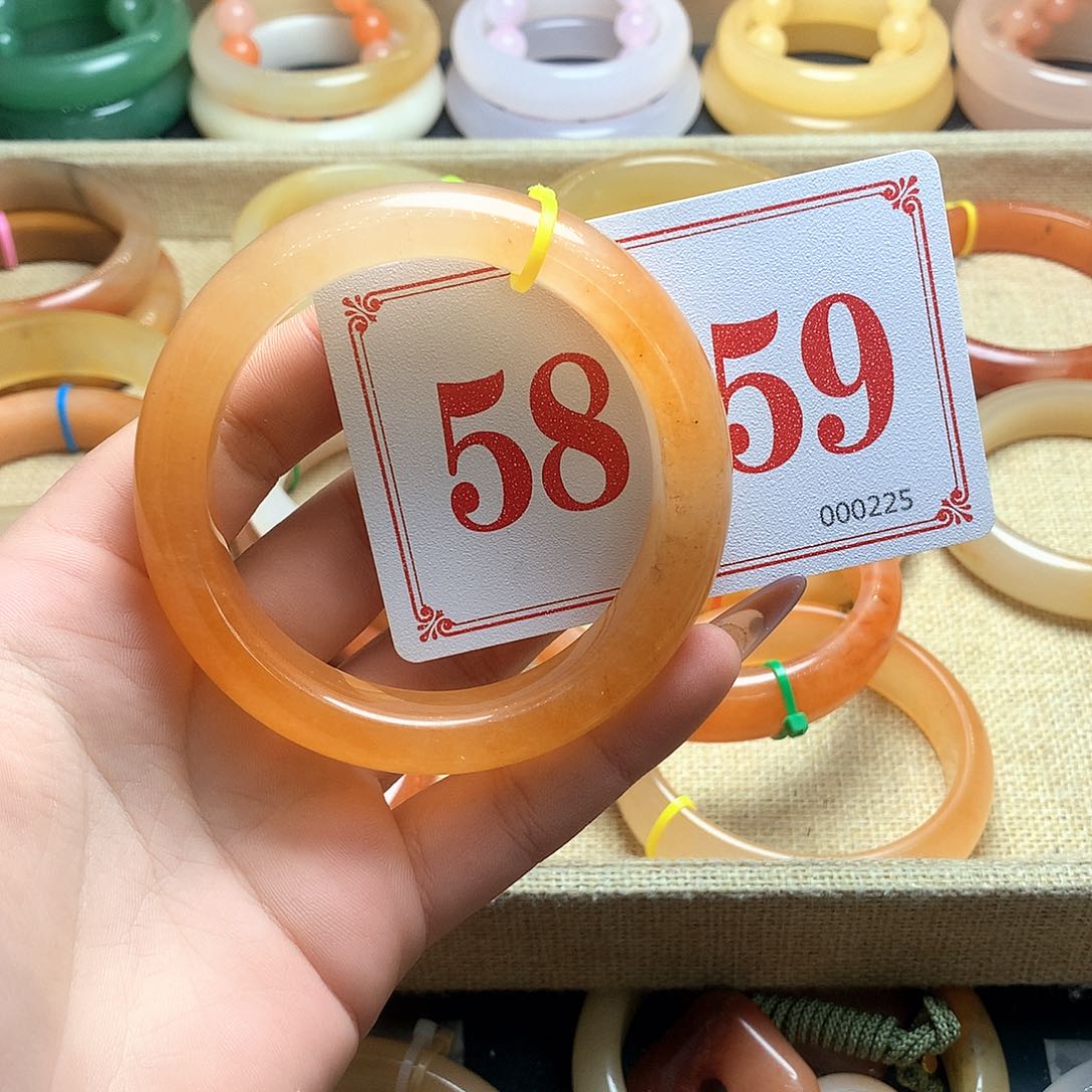 未镶嵌石英质玉（黄龙玉）手镯