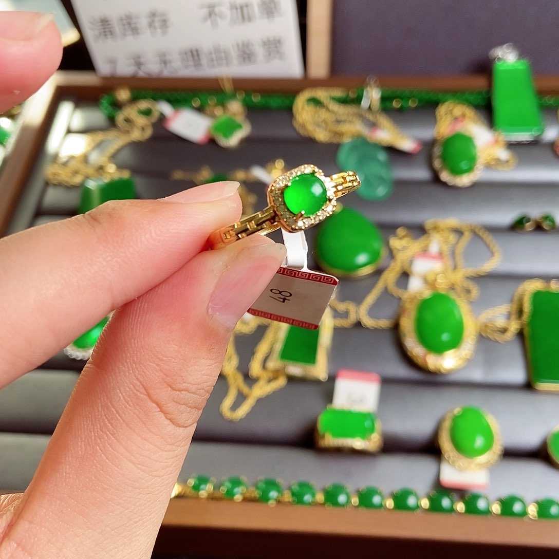 颈饰18K金镶嵌翡翠48