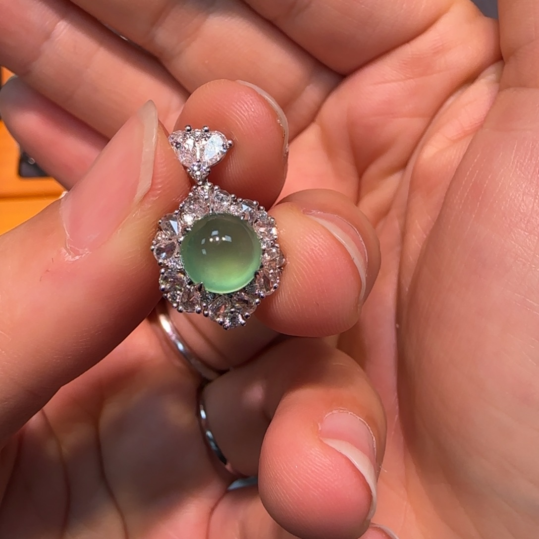 翡翠颈饰18K金镶嵌树*姐蛋面