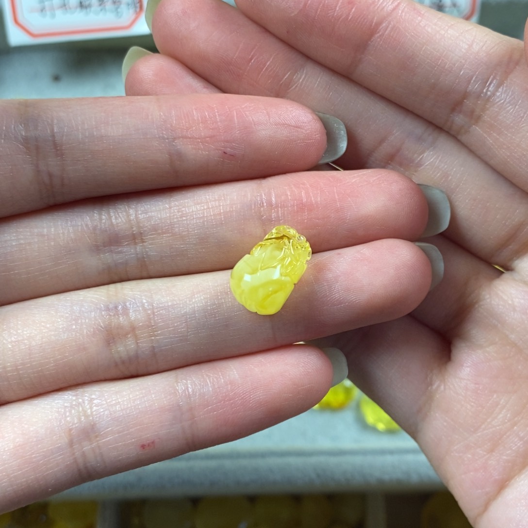 琥珀裸石未镶嵌貔貅