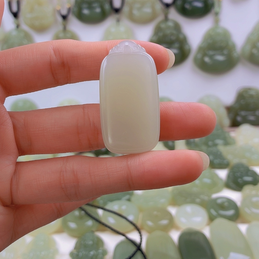 顺***然和田玉未镶嵌颈饰