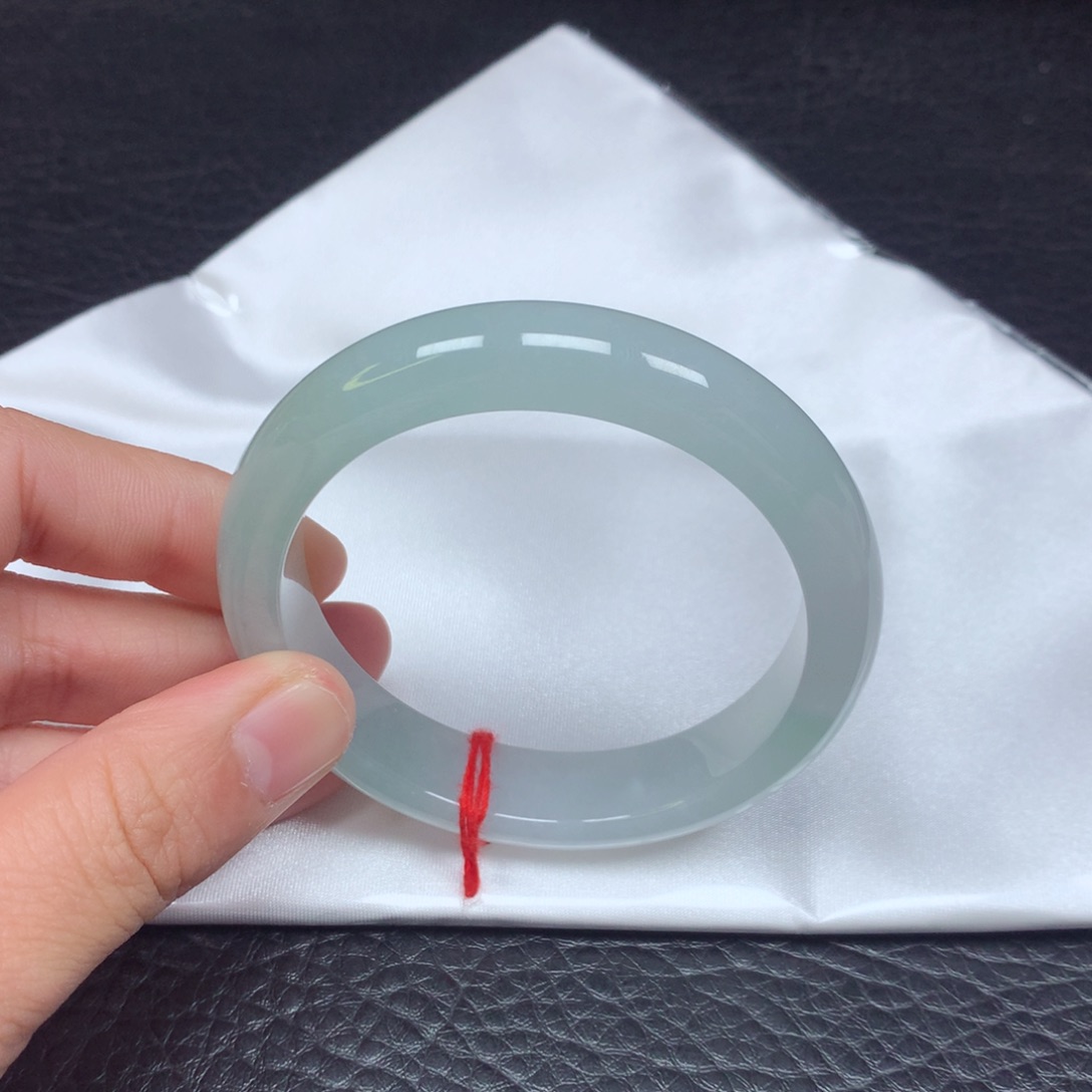 翡翠手镯未镶嵌。