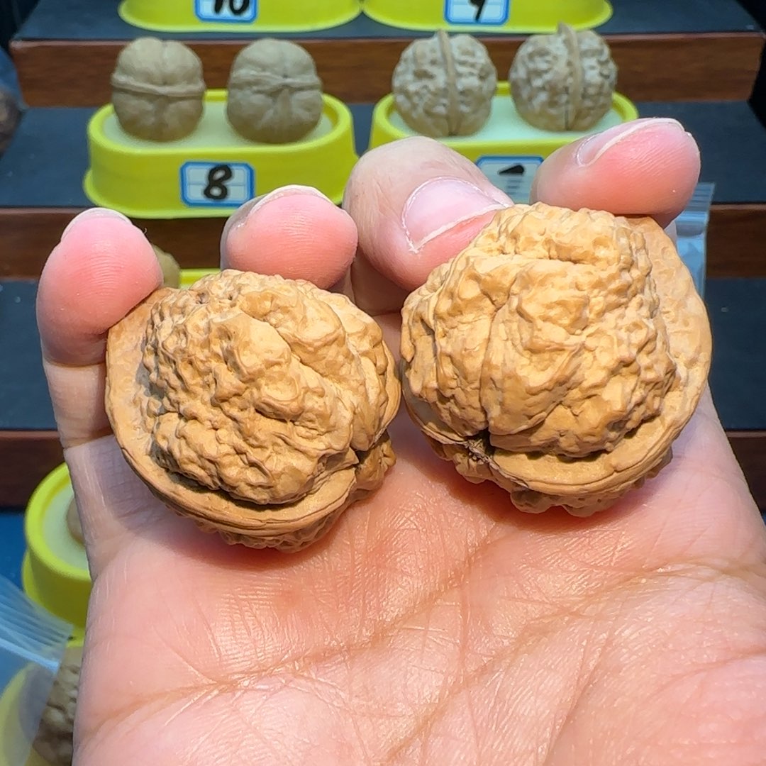 陪***流桃核把件羊头蟾核桃