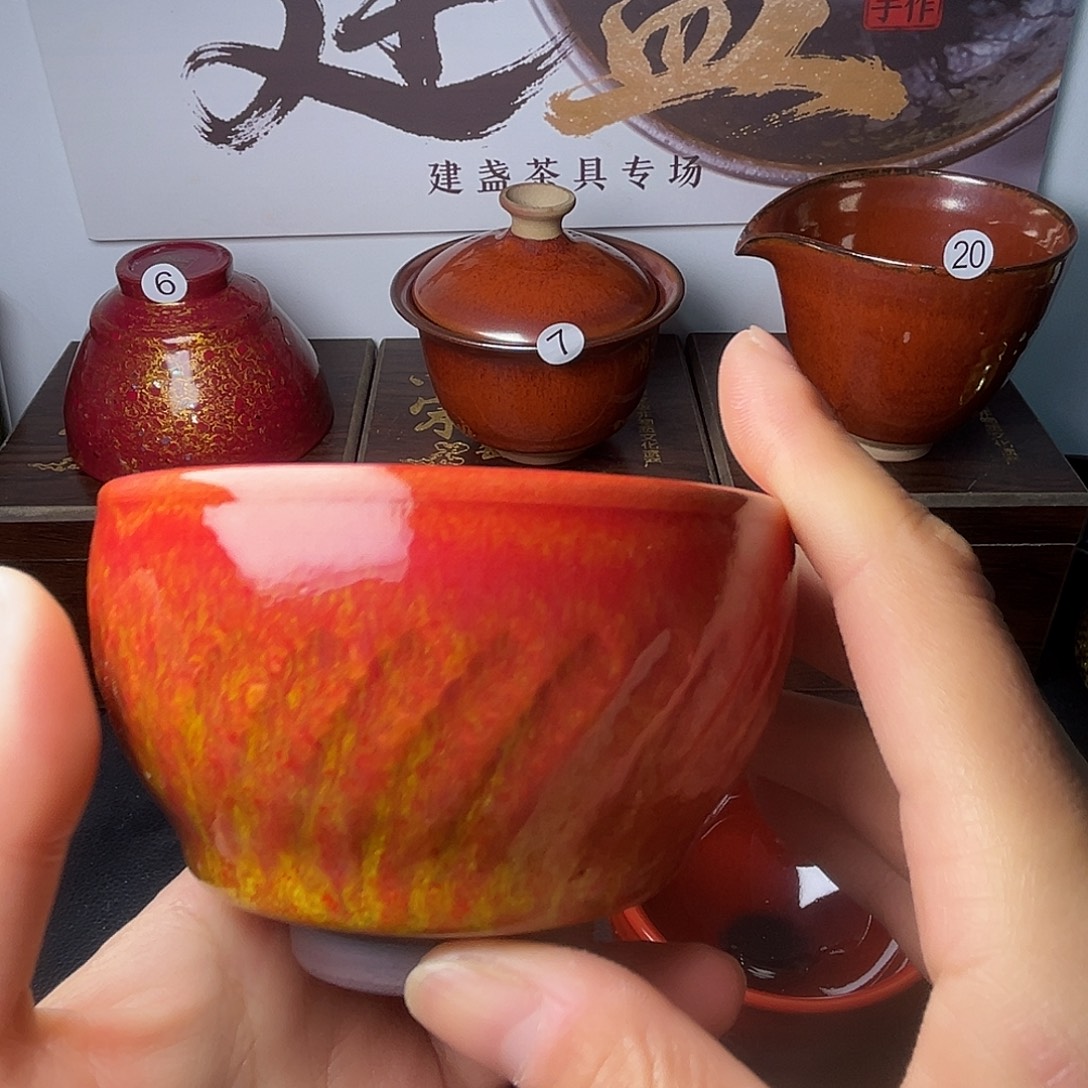 茶盏在干嘛我也在洗头发