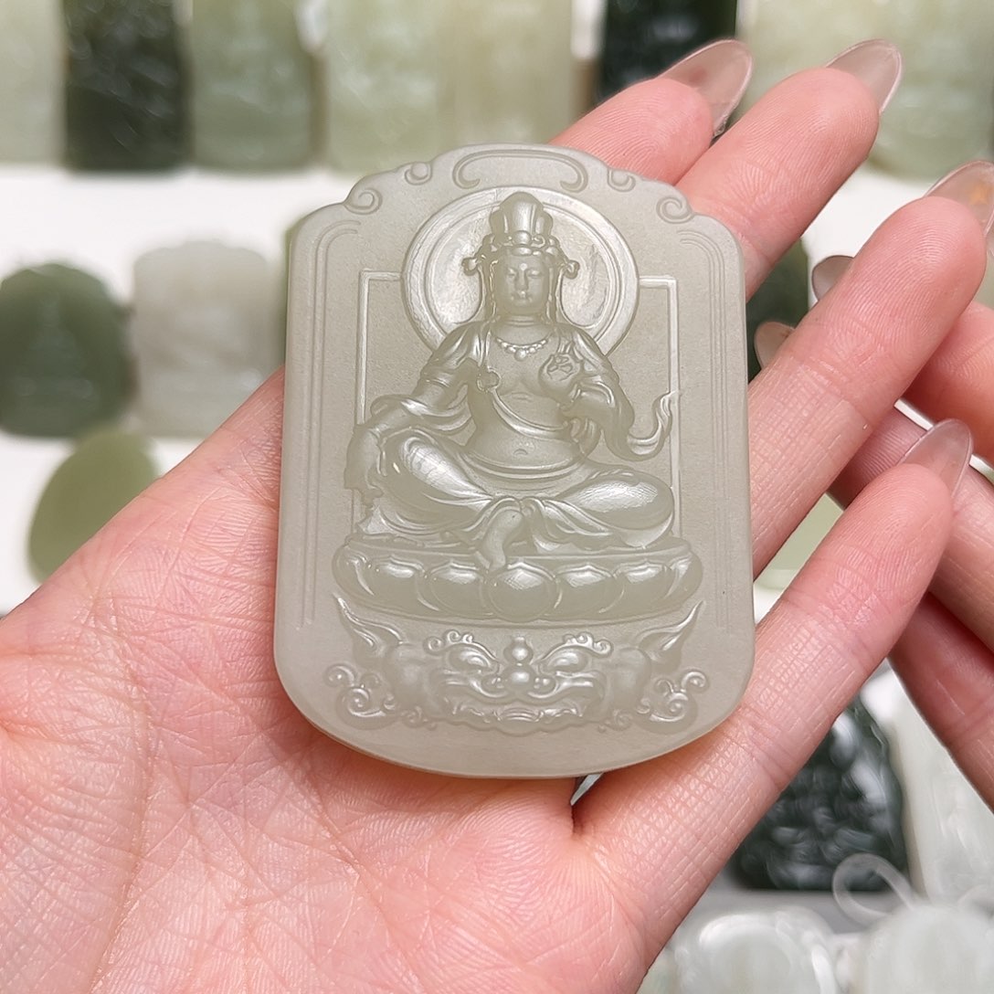 和田玉颈饰未镶嵌铁****）