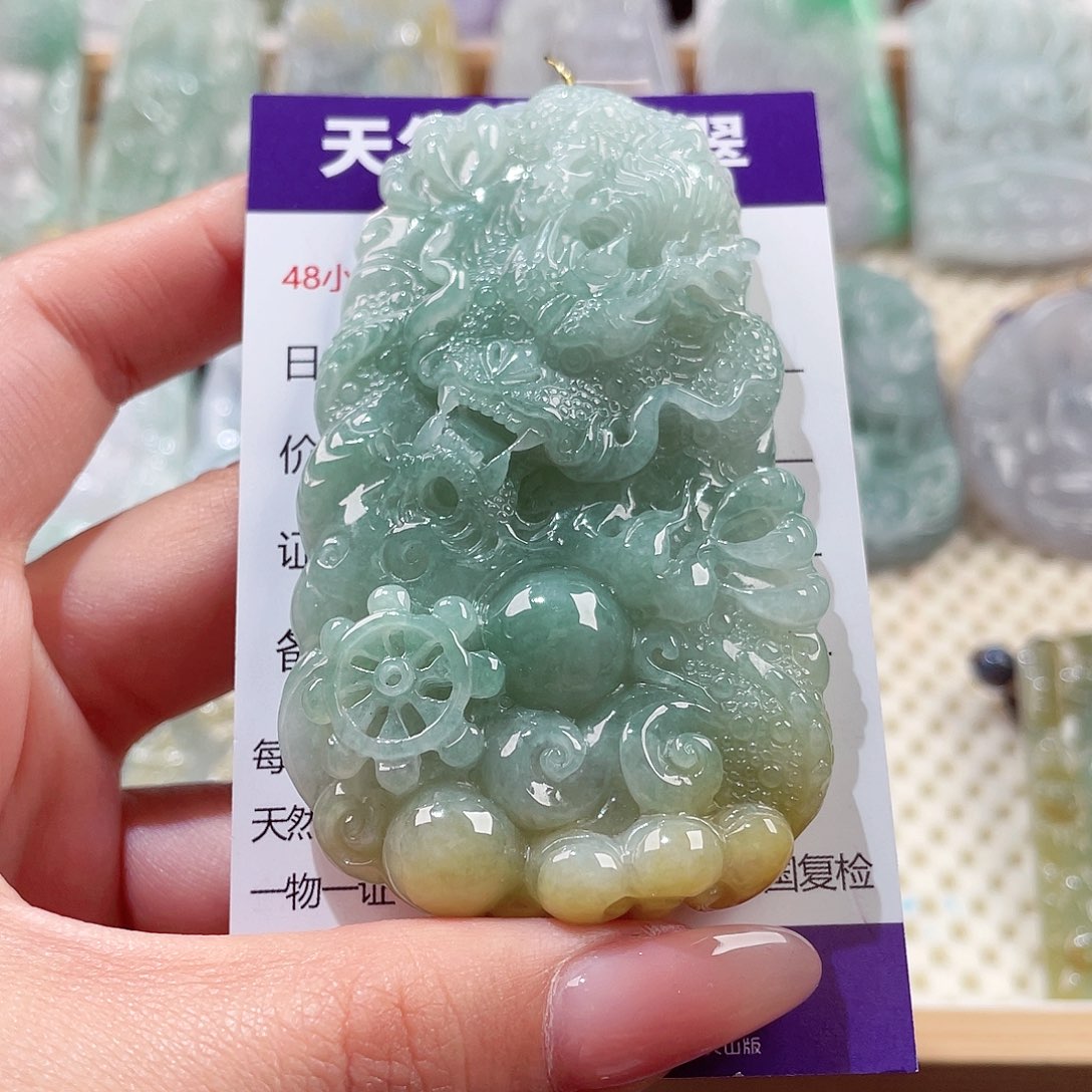翡翠未镶嵌颈饰龙