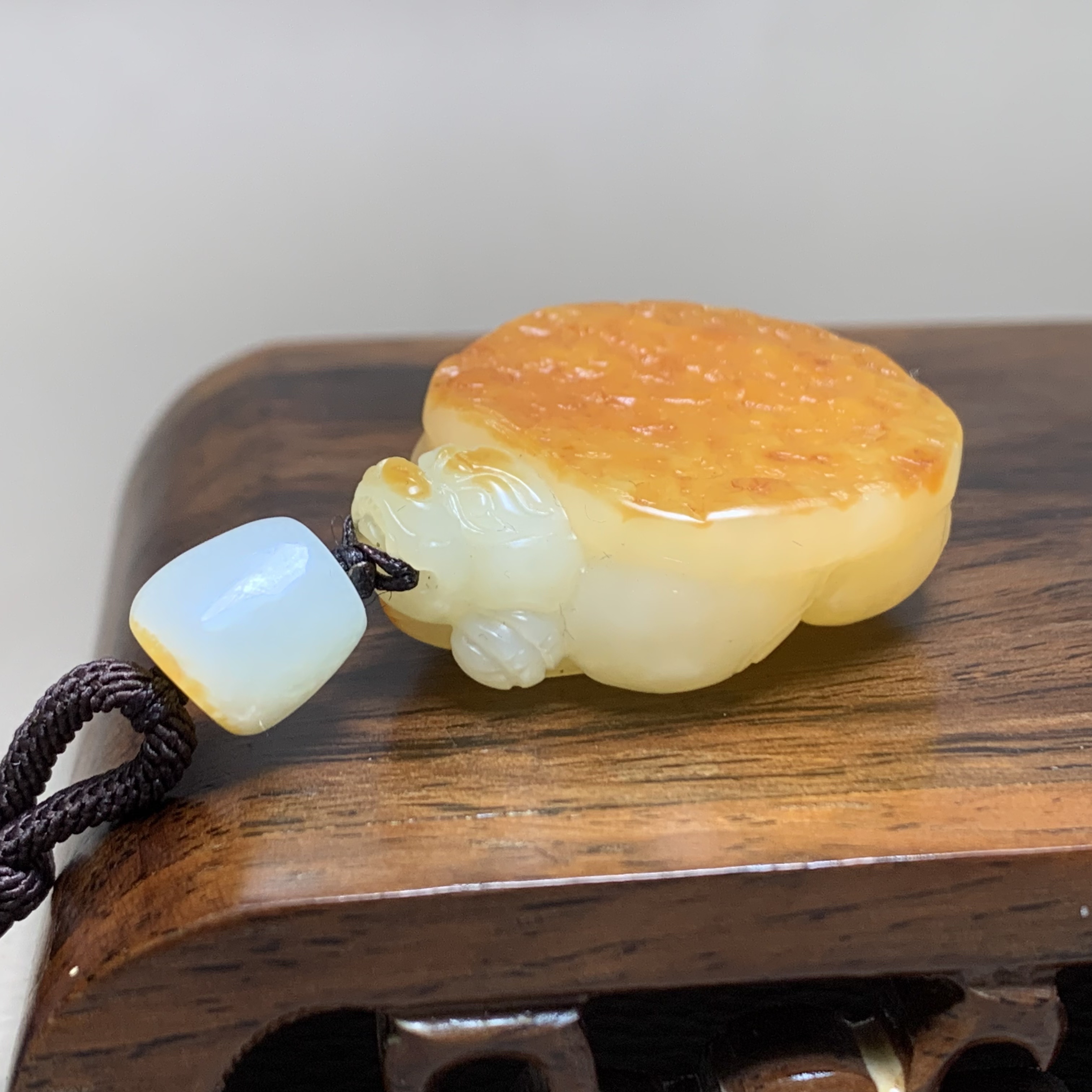 D949海川拍卖和田玉吊坠