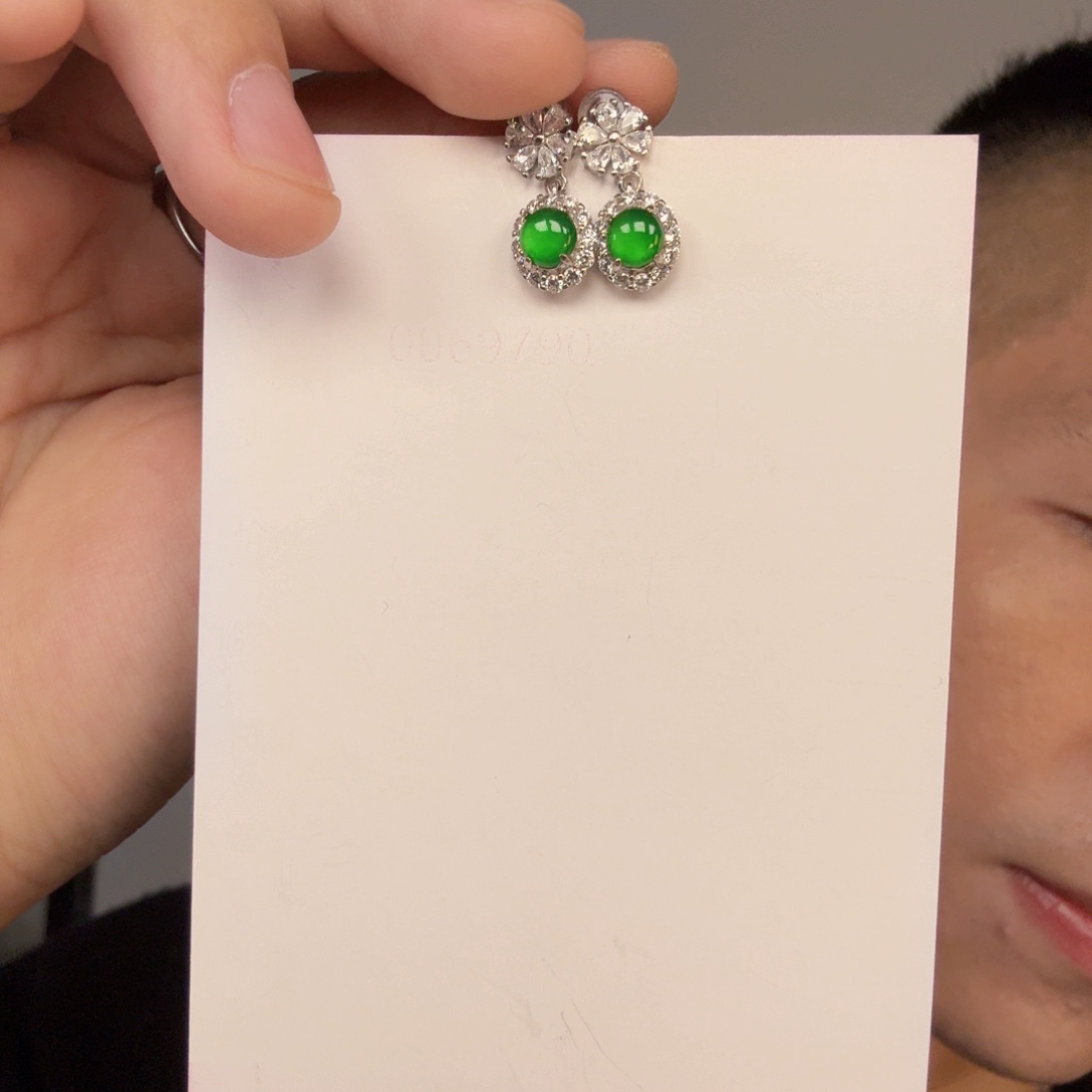 翡翠未镶嵌颈饰一件