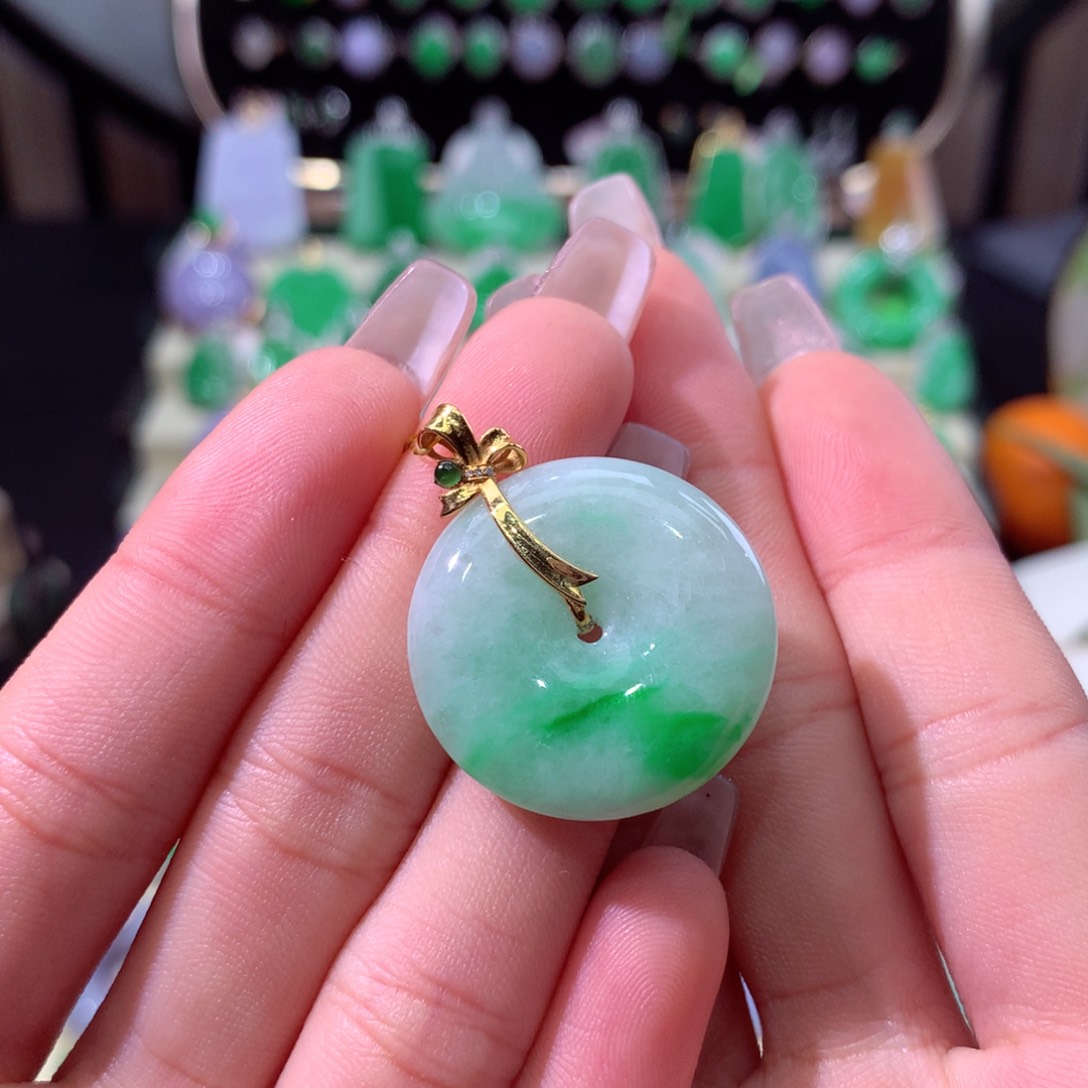 翡翠颈饰18K金镶嵌翡翠