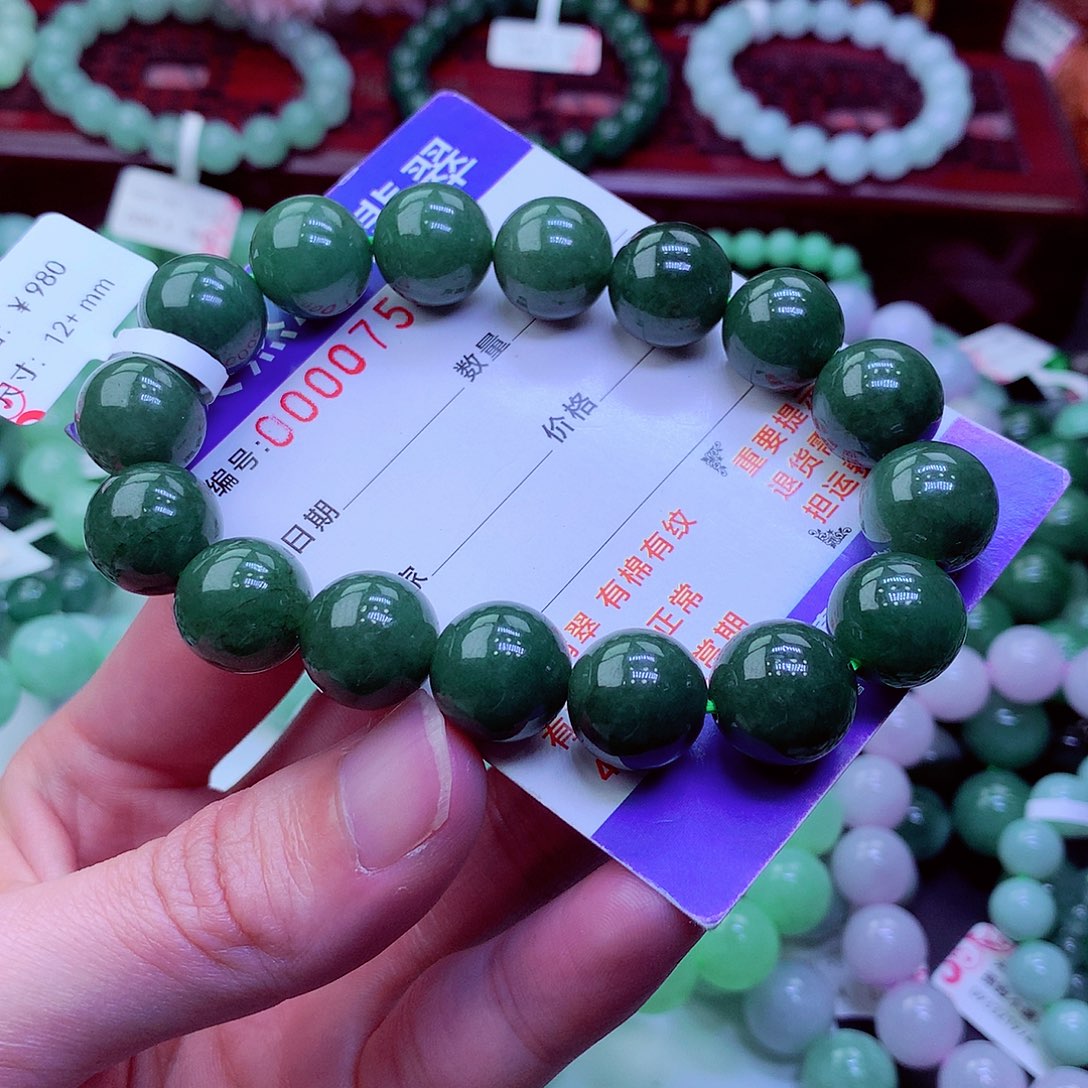 董***姐翡翠未镶嵌毛衣链