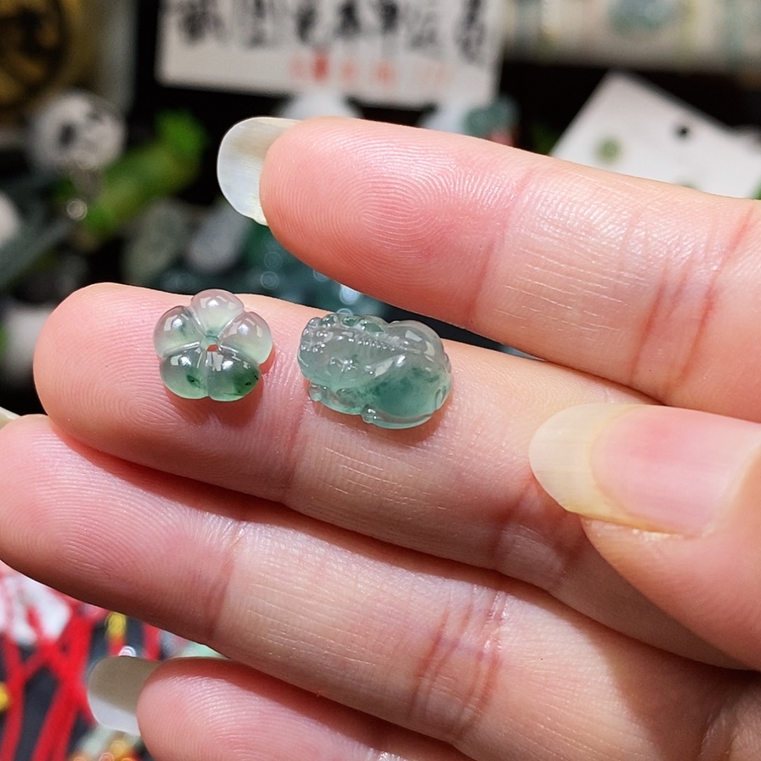 翡翠未镶嵌颈饰飘花貔貅花花