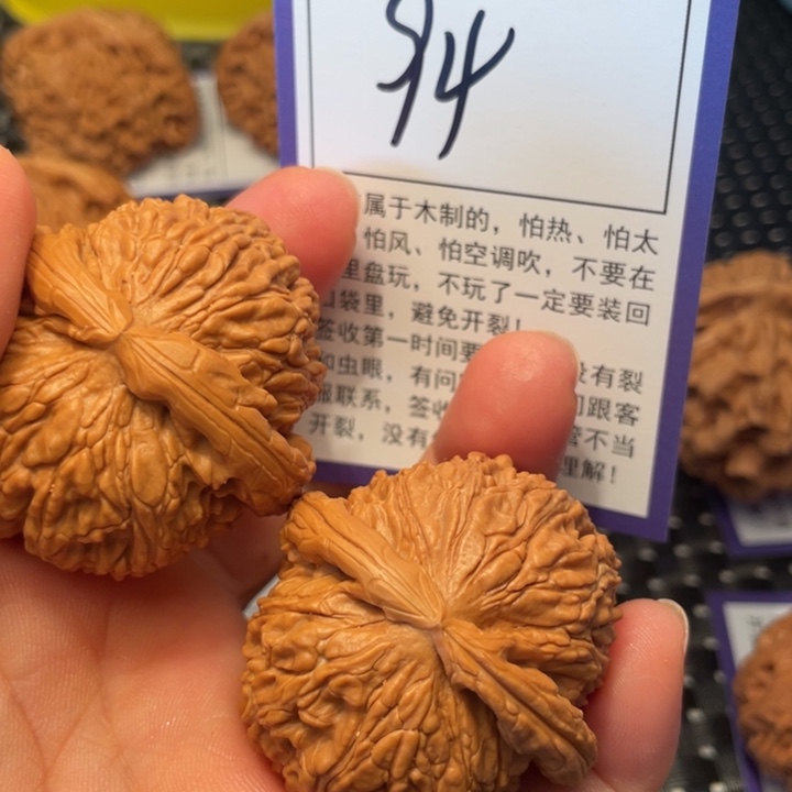 桃核把件53狮子头94。。。。。。。。。