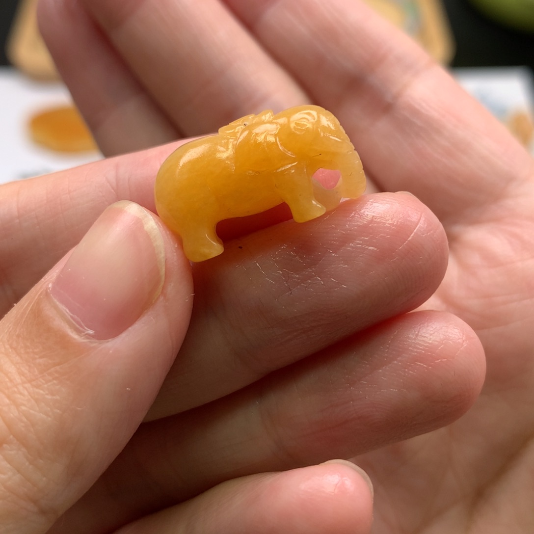 定制翡翠未镶嵌大象