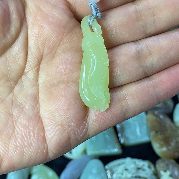 和田玉（糖玉）未镶嵌颈饰玉兰花吊坠