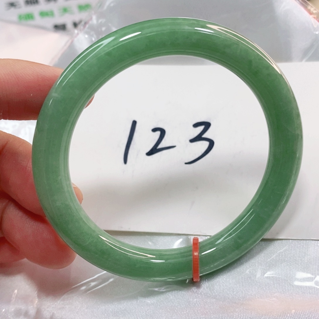 翡翠手镯未镶嵌56.8圈口圆条