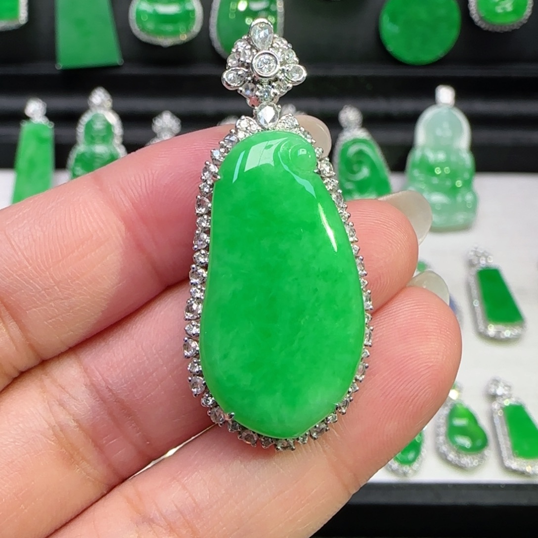 翡翠18K金镶嵌颈饰吊坠