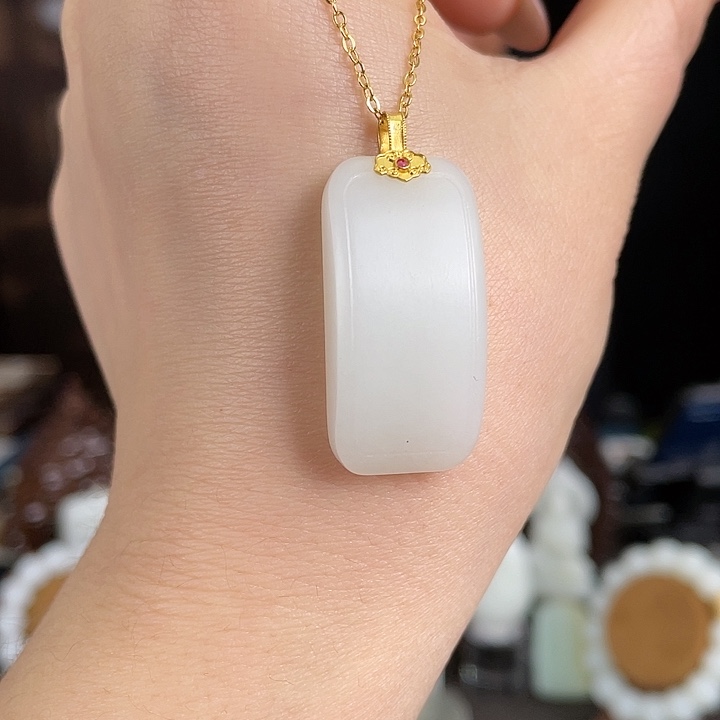 和田玉18K金镶嵌颈饰