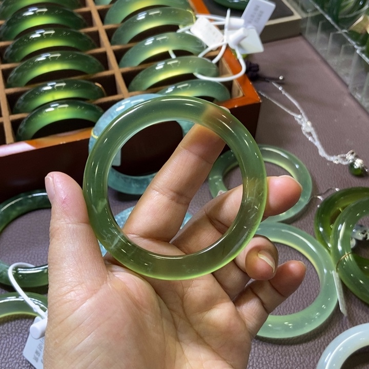 蛇纹石玉未镶嵌手镯52