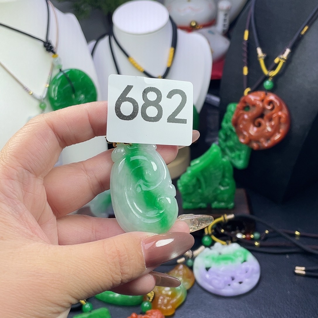 翡翠未镶嵌吊坠(赠链)