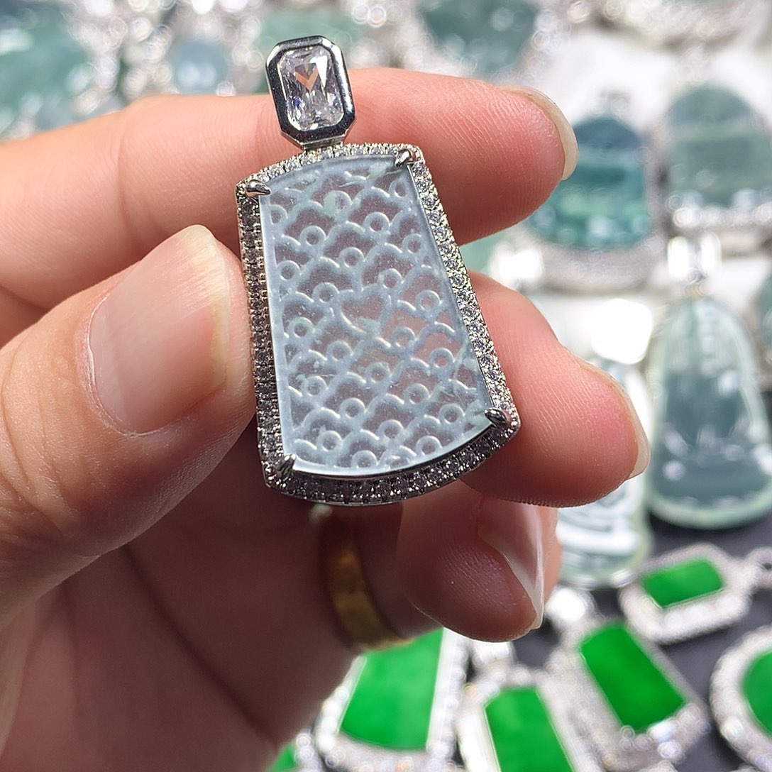 翡翠未镶嵌颈饰无事牌