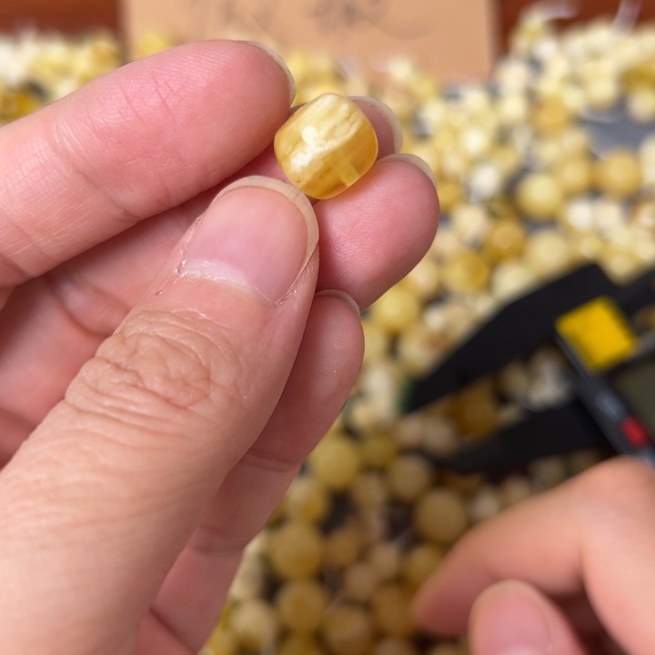 蜜蜡未镶嵌裸石10.5mm一个