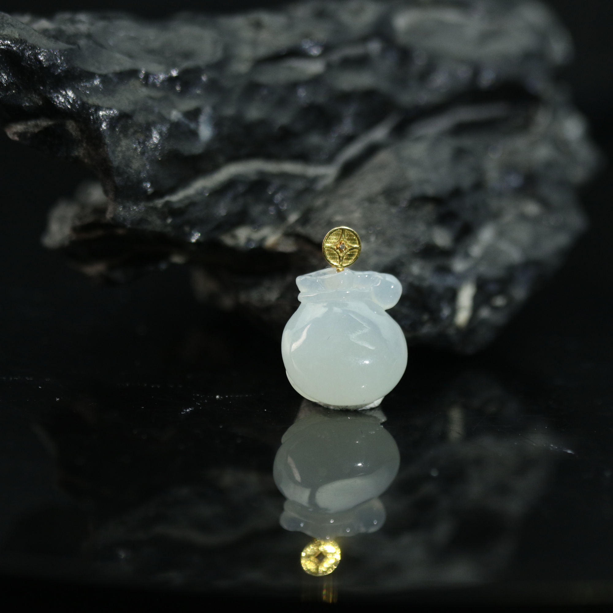 2天然缅甸翡翠A货18k钱袋/600047/上海嘉禾拍卖