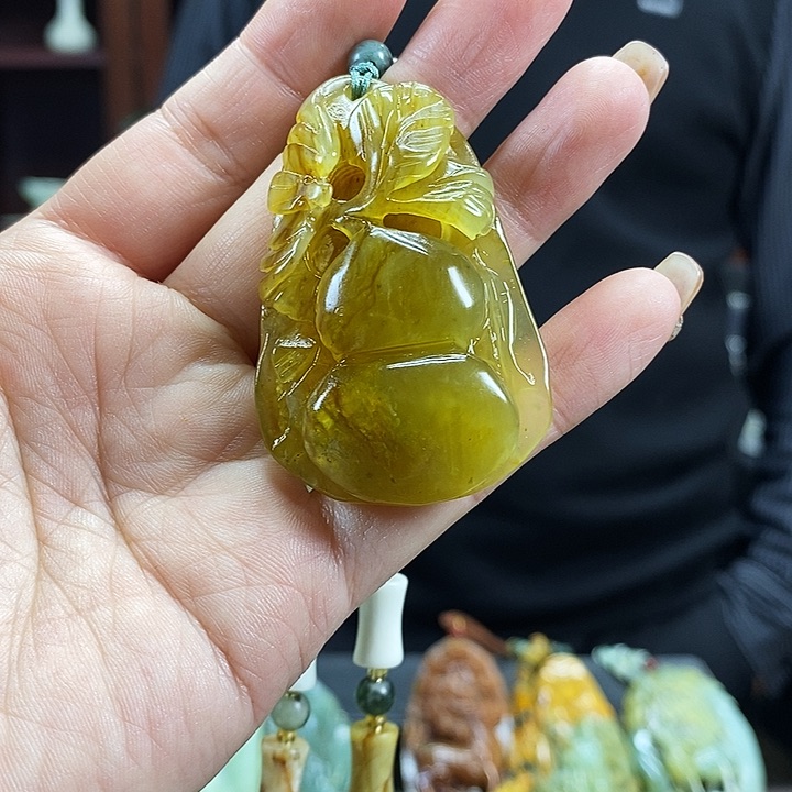 蛇纹石玉吊坠未镶嵌