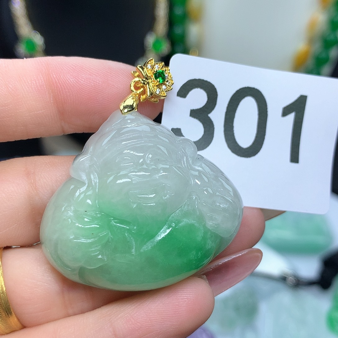 翡翠吊坠(赠链)未镶嵌
