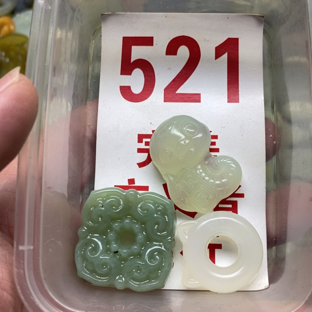 蛇纹石玉挂坠未镶嵌