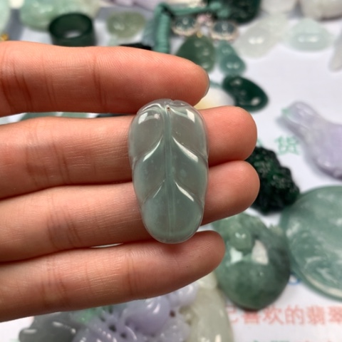 翡翠颈饰未镶嵌贝*？