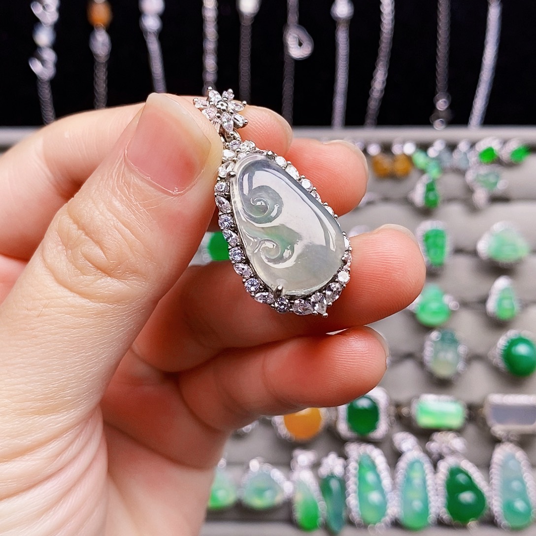 颈饰银S925镶嵌翡翠如意