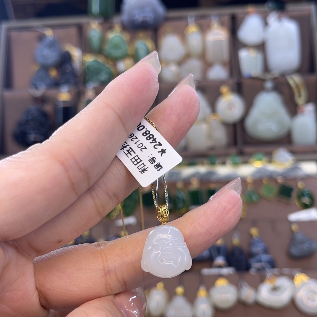 和田玉吊坠18K金镶嵌