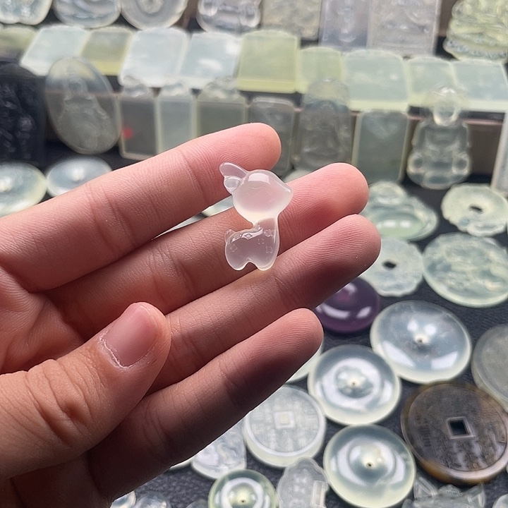 岫玉未镶嵌颈饰小鹿