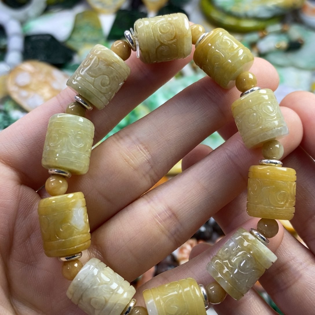 翡翠未镶嵌颈饰家**子