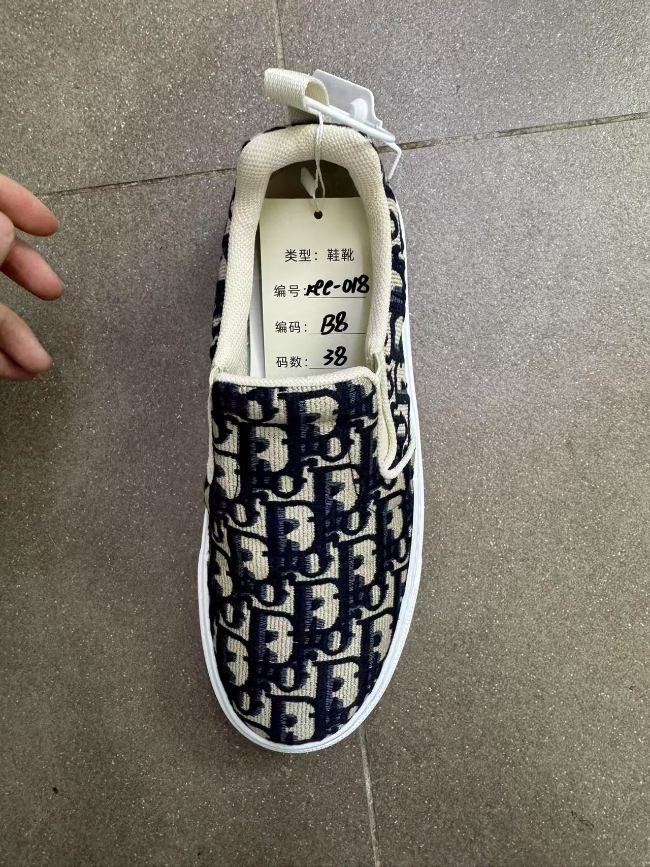 95新 DIOR/迪奥 迪奥/DIOR/95新男黑蓝刺绣老花一脚蹬板鞋kke070