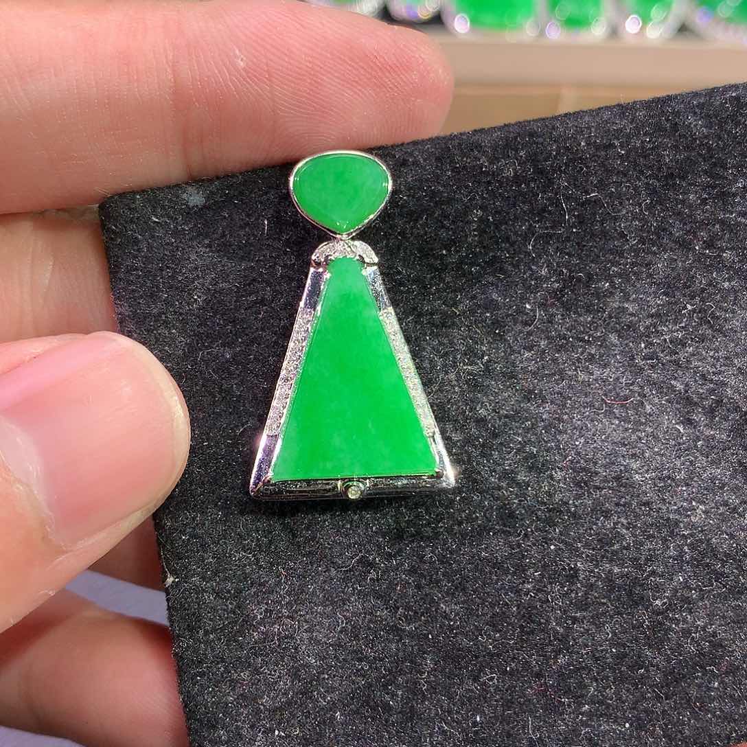 翡翠吊坠(赠链)18K金镶嵌