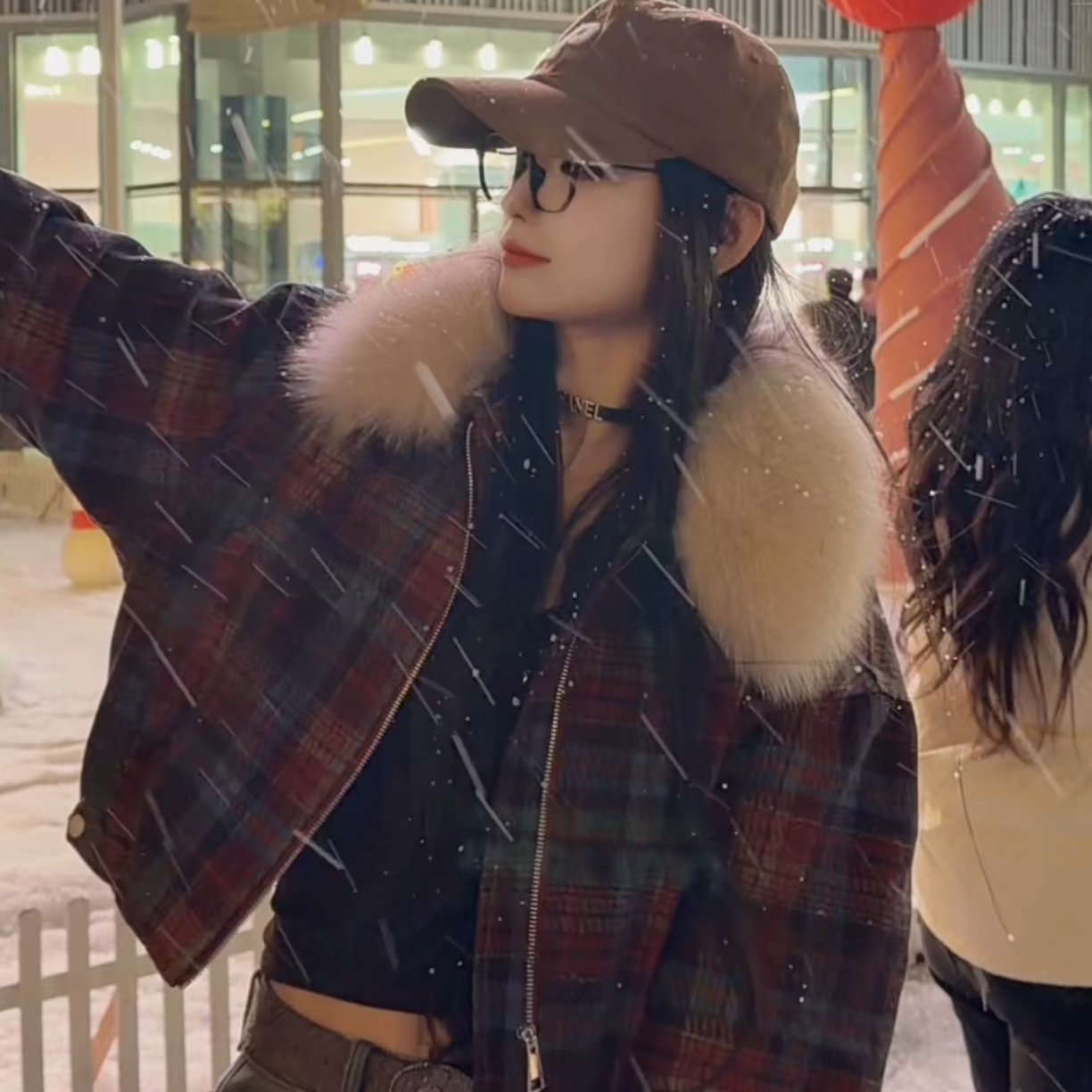 【缪大大笑笑力推】320新品时尚复古短款红蓝格毛领羽绒牛仔派克服