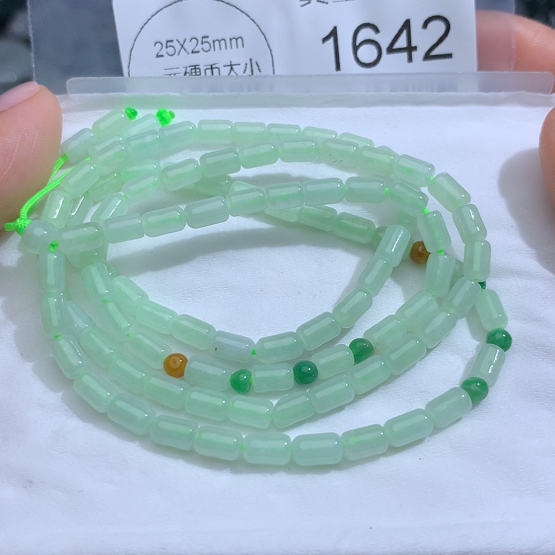 翡翠未镶嵌颈饰1642。