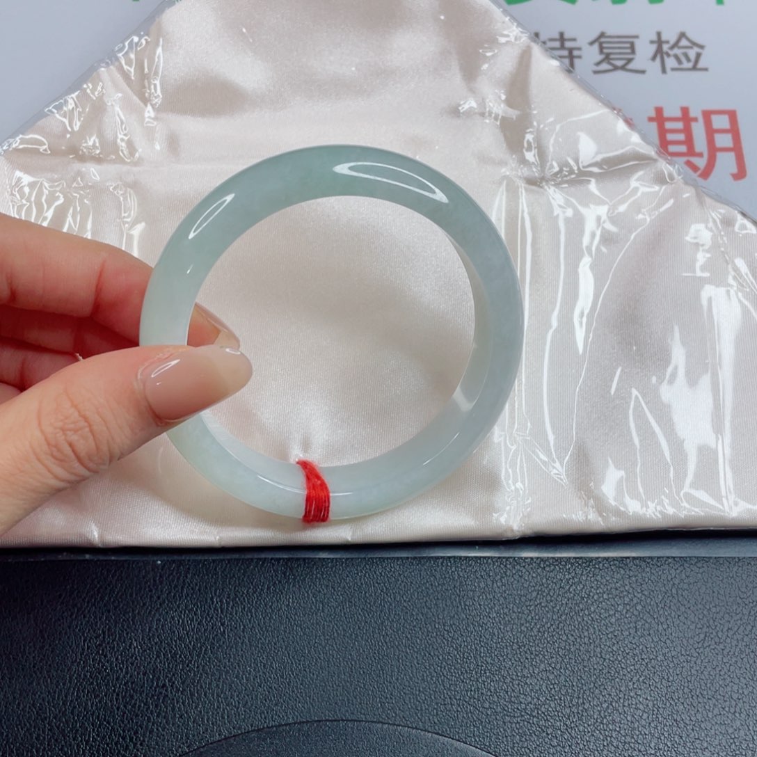 秋***.翡翠未镶嵌手镯冰绿