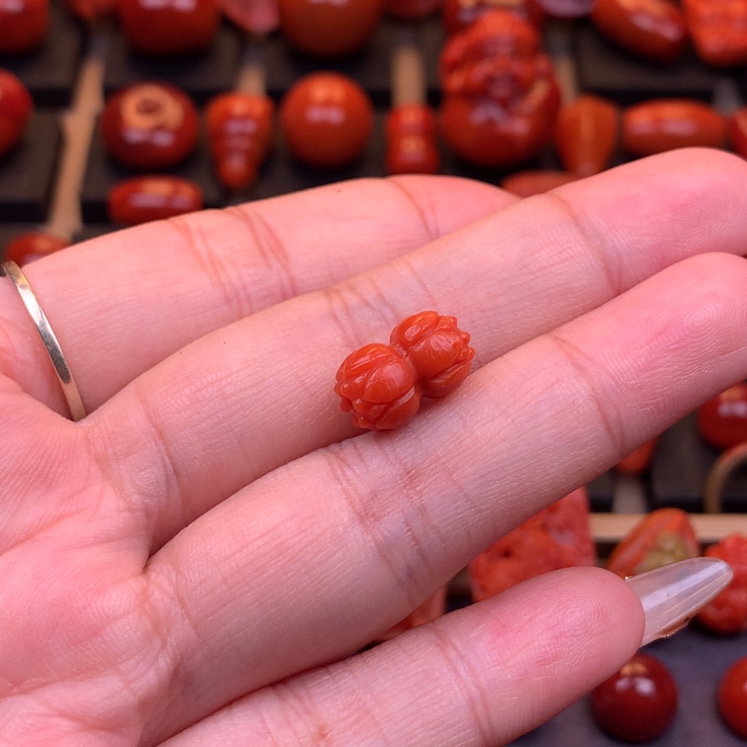 南红玛瑙未镶嵌精工雕刻双头莲花8.3mm