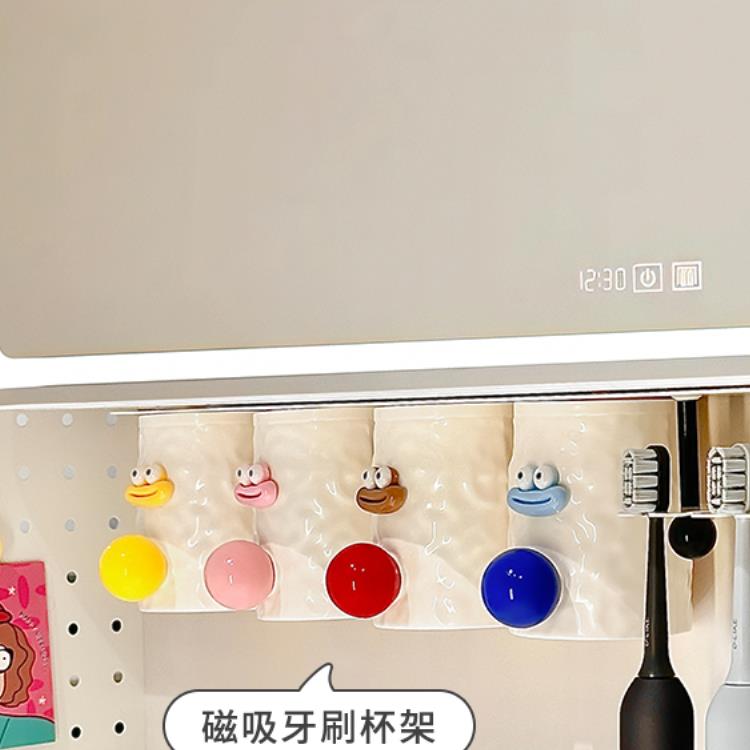 范哲萨镜柜下磁吸倒扣牙刷漱口杯置物架家庭式免打孔沥水洗漱壁挂